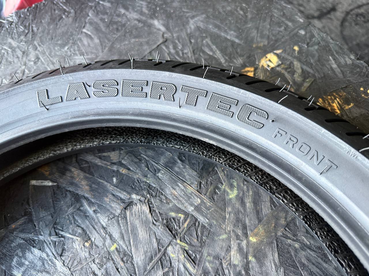 110/70 R17 Metzeler Lasertec