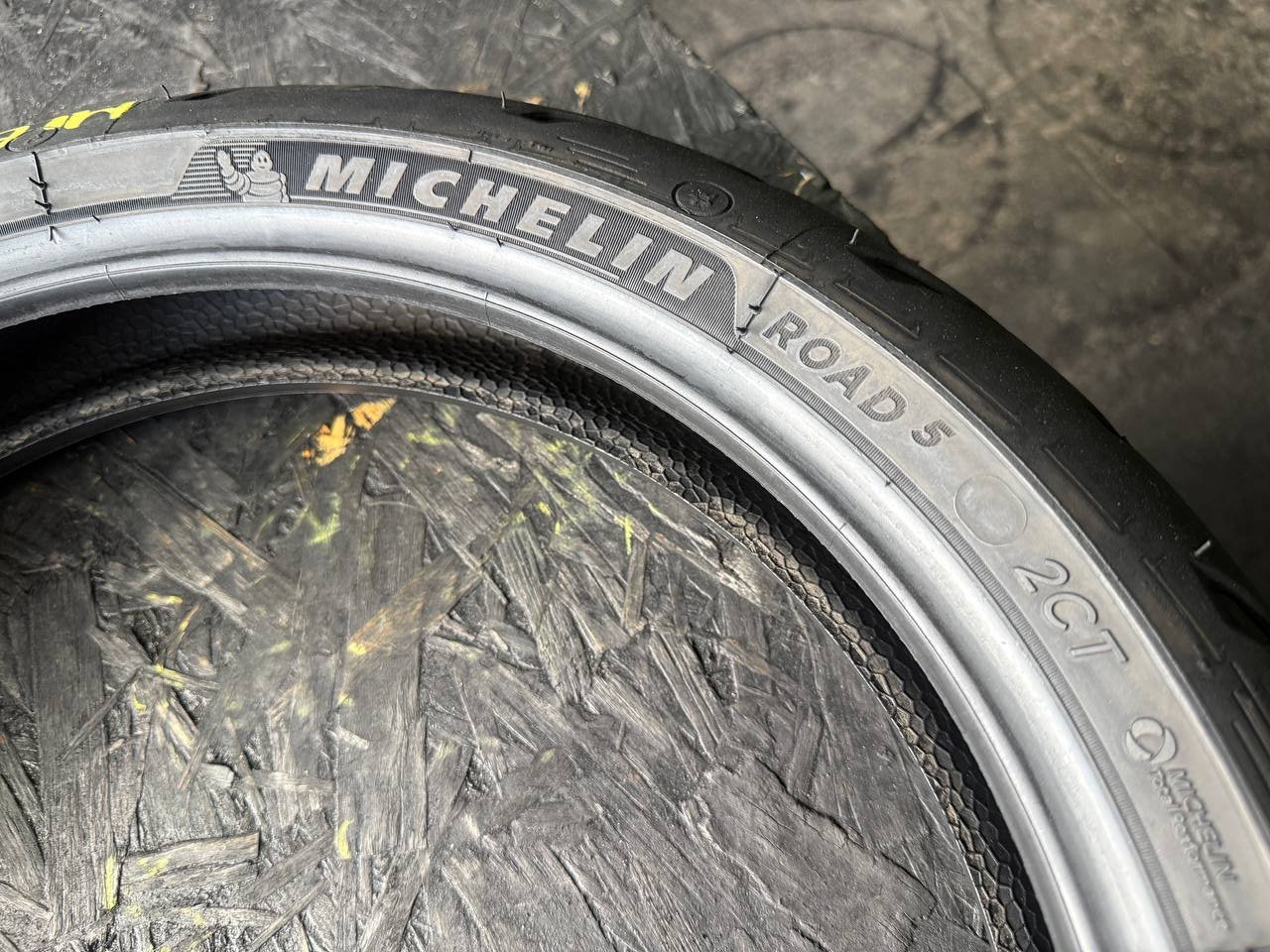120/70 R17 Michelin Road 5