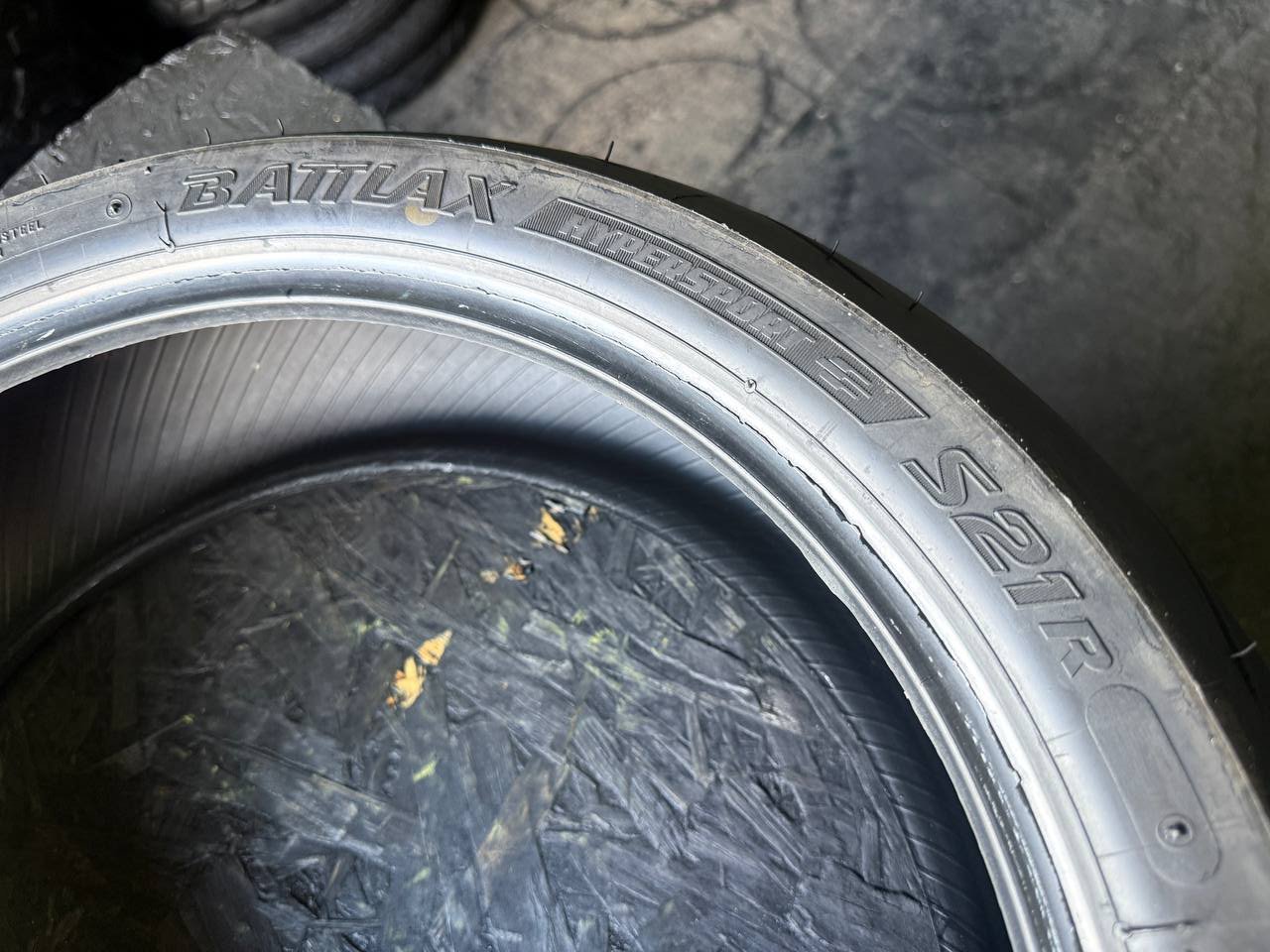180/55 R17 Bridgestone Battlax Hypersport S21R