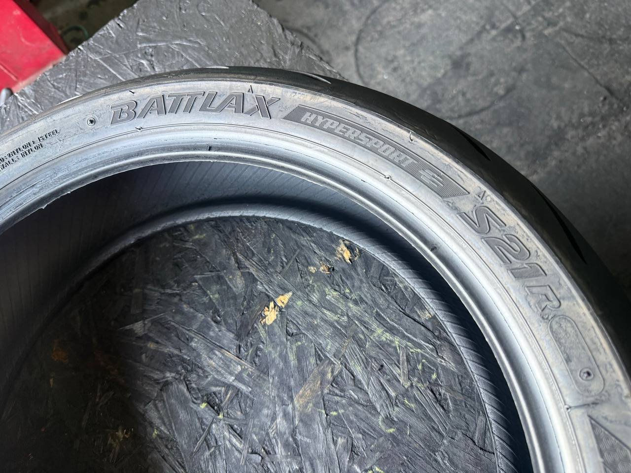 160/60 R17 Bridgestone Battlax Hypersport S21R