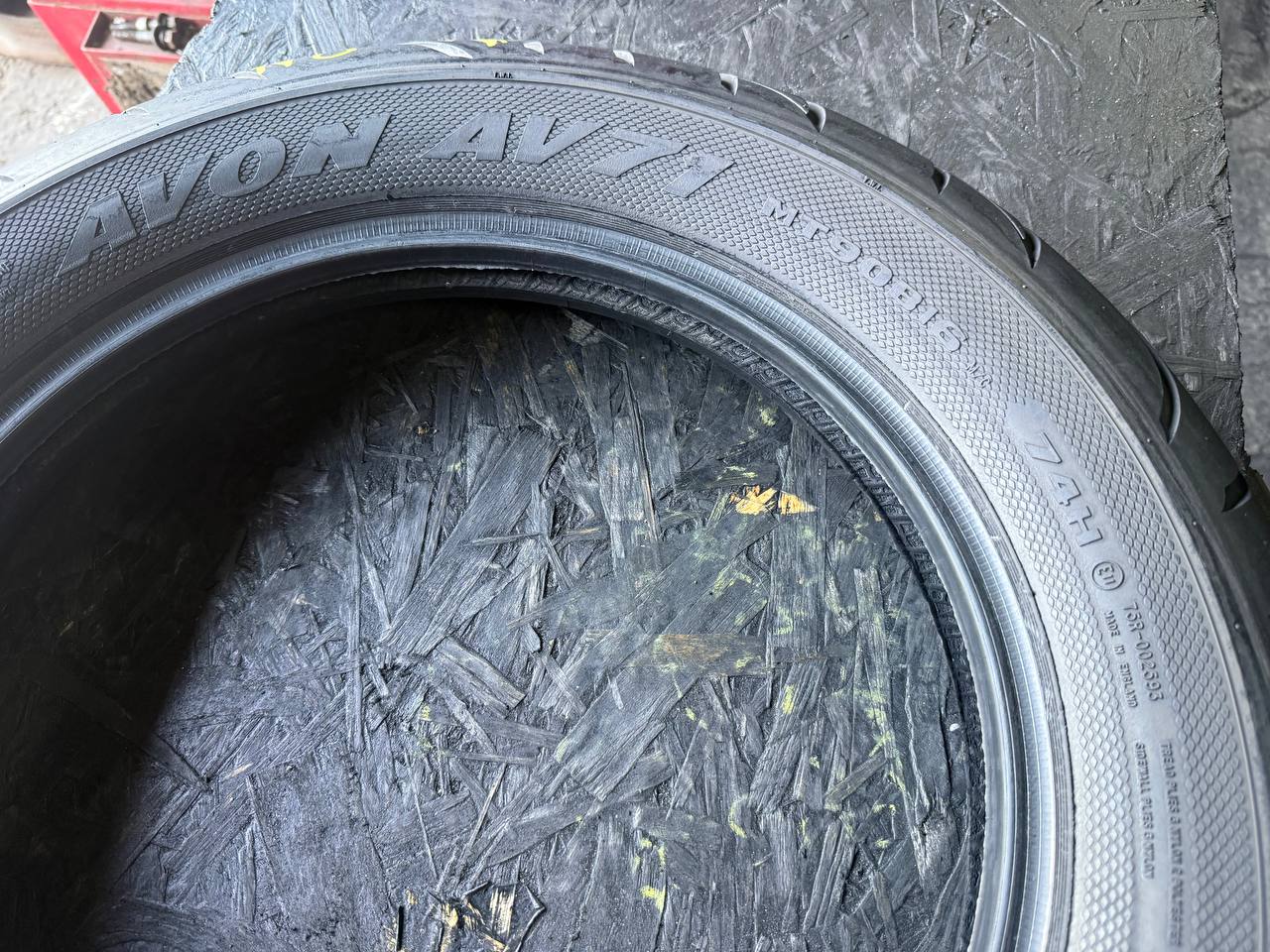 130/90 R16 Avon AV71 Cobra
