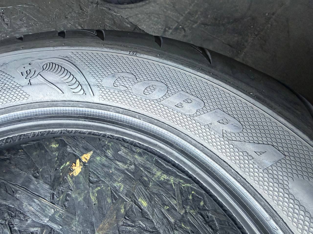 130/90 R16 Avon AV71 Cobra