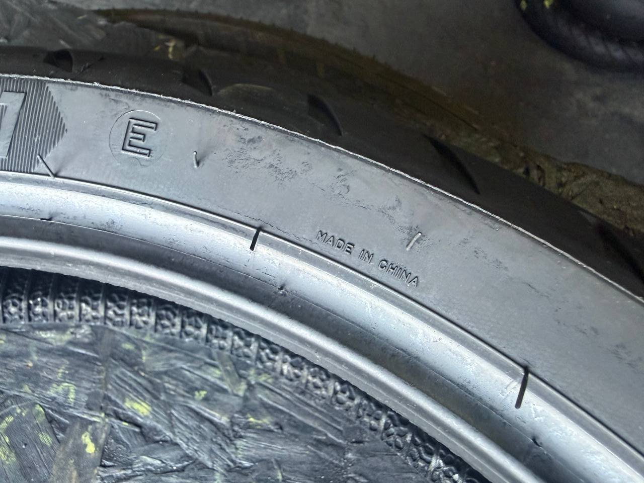 120/70 R17 Metzeler Roadtec 01