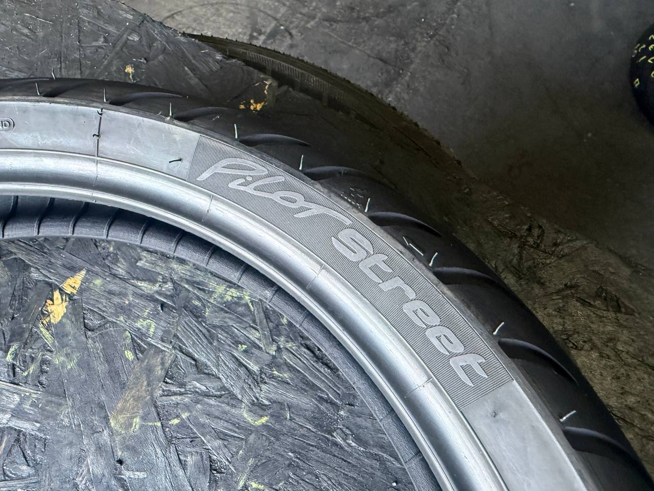 100/80 R17 Michelin Pilot Street