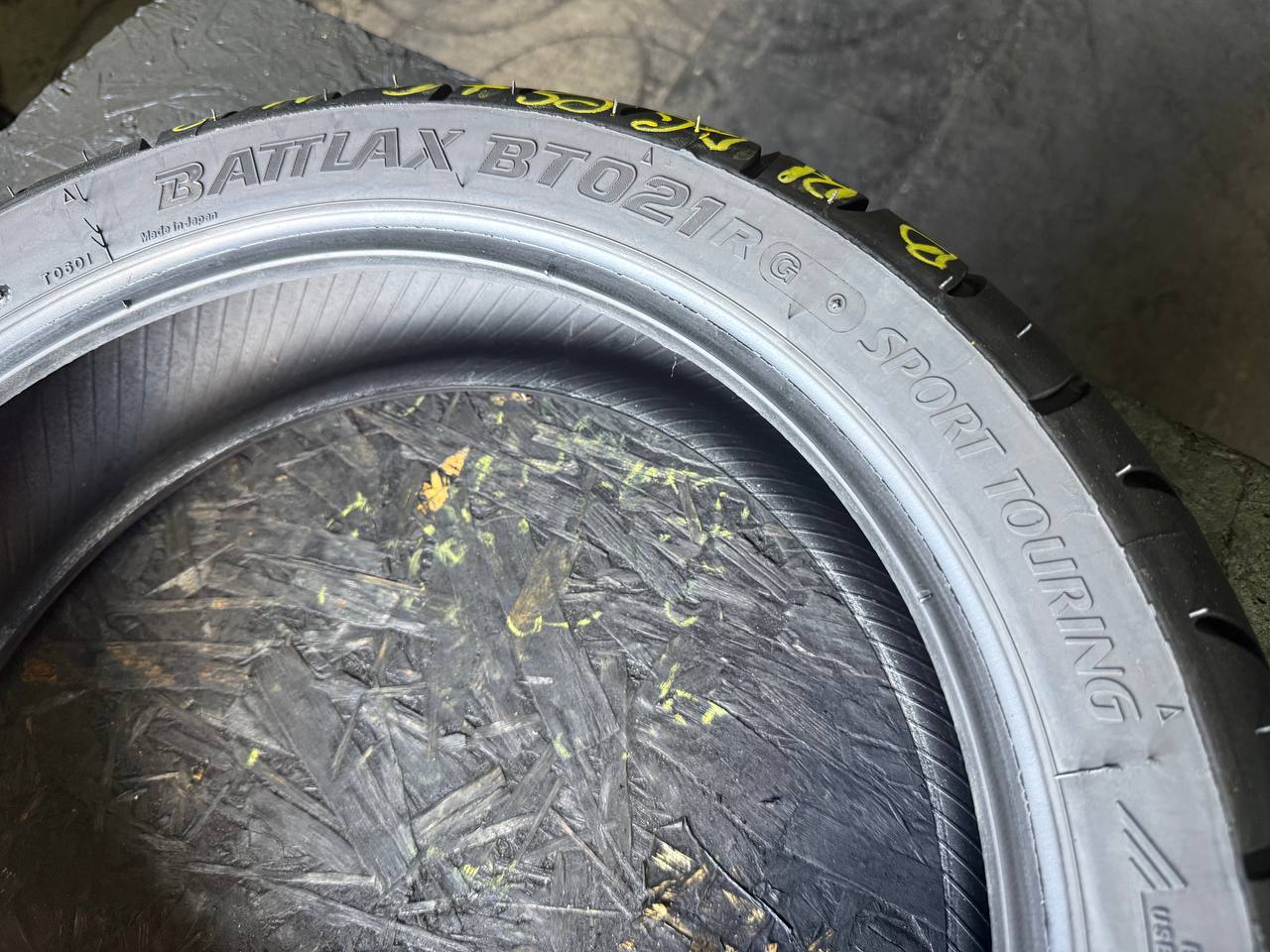 160/60 R17 Bridgestone Battlax Sport Touring BT021R