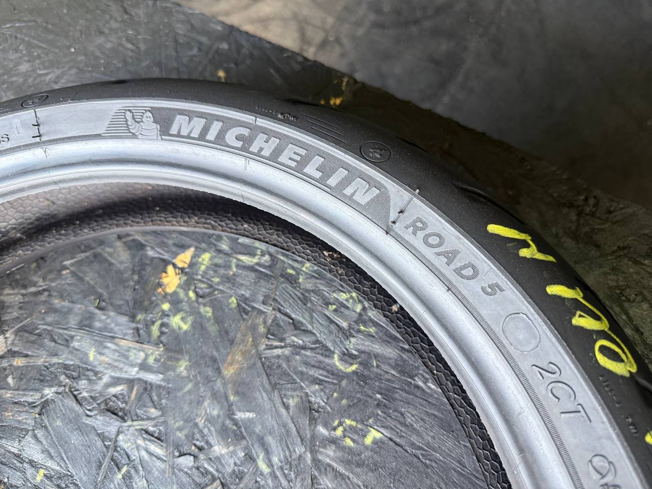 120/70 R17 Michelin Road 5