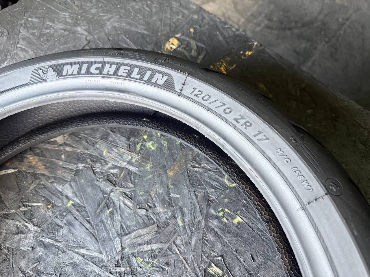 120/70 R17 Michelin Road 5