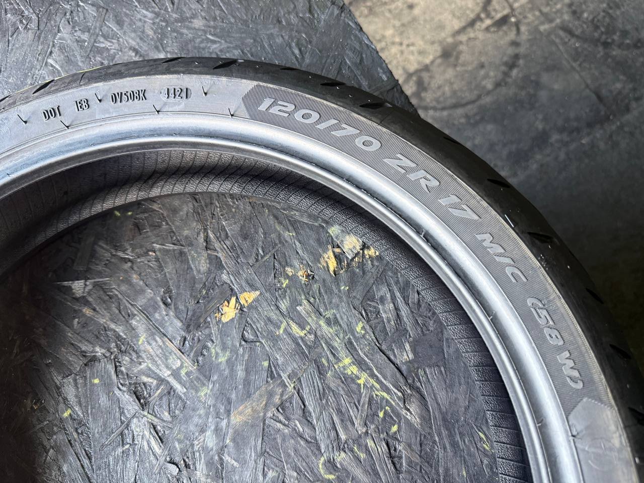 120/70 R17 Metzeler Roadtec 01 SE