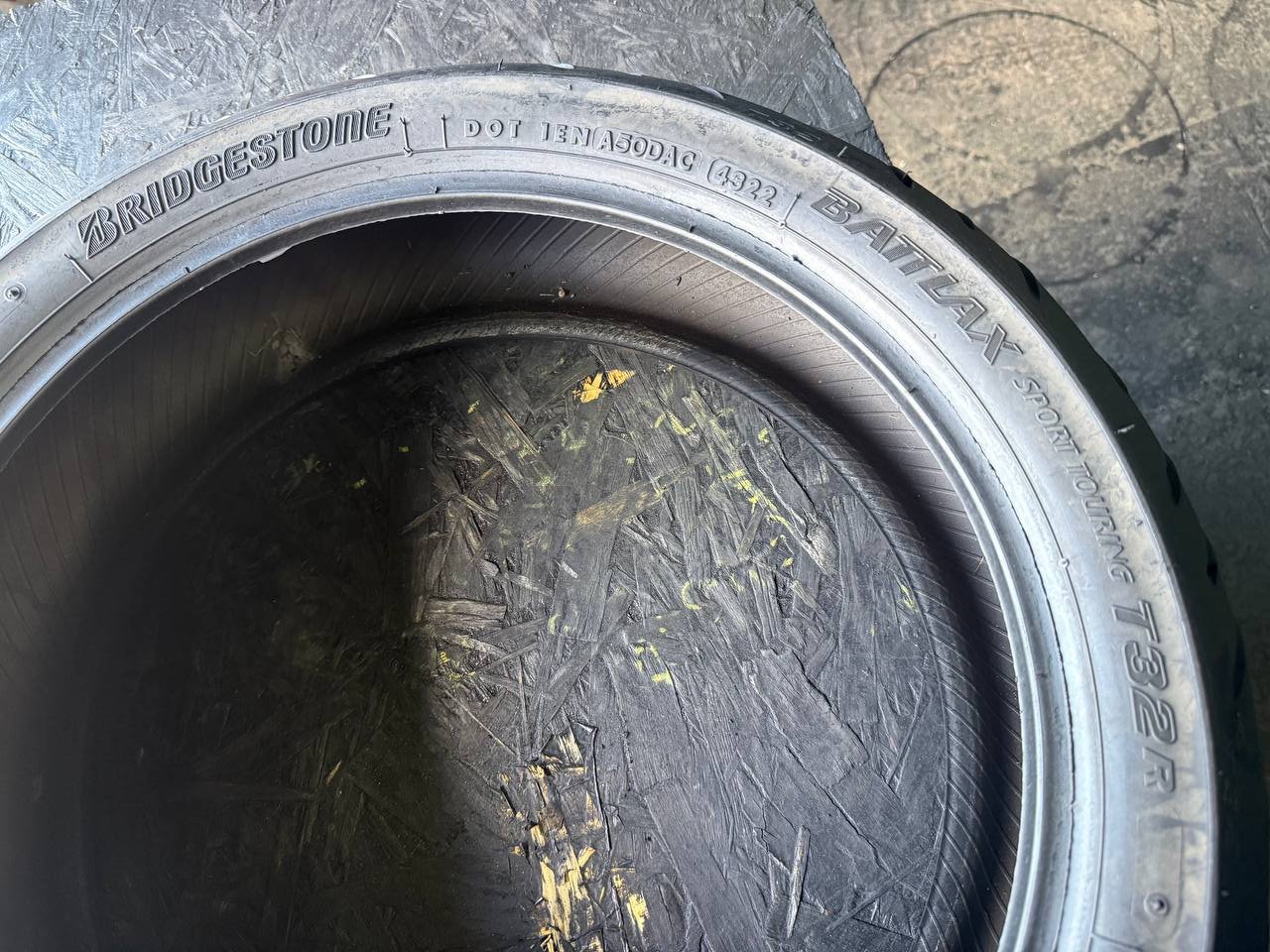 180/55 R17 Bridgestone Battlax Sport Touring T32R