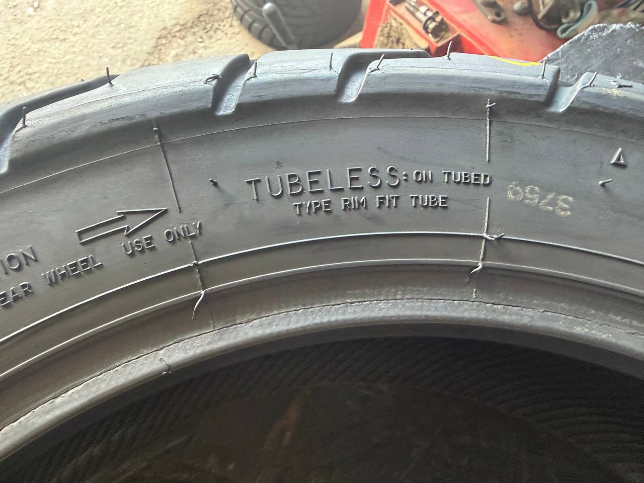 180/70 R16 Dunlop D427