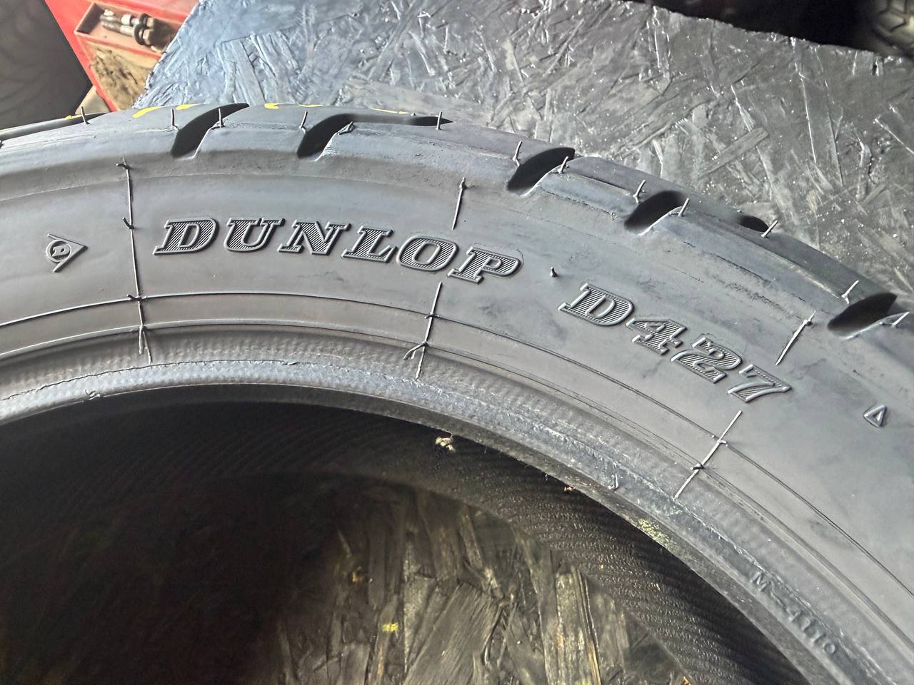180/70 R16 Dunlop D427