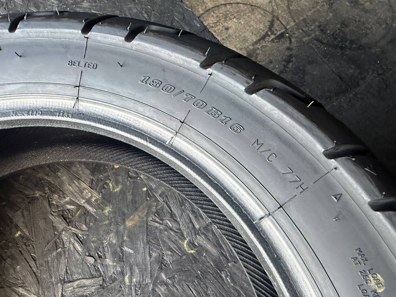 180/70 R16 Dunlop D427