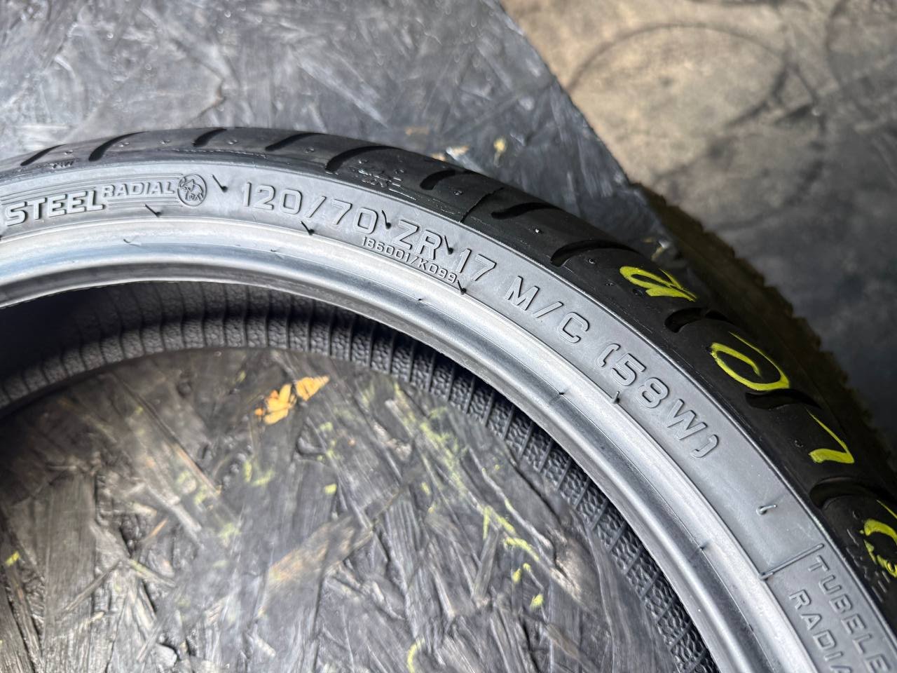 120/70 R17 Metzeler Roadtec Z6