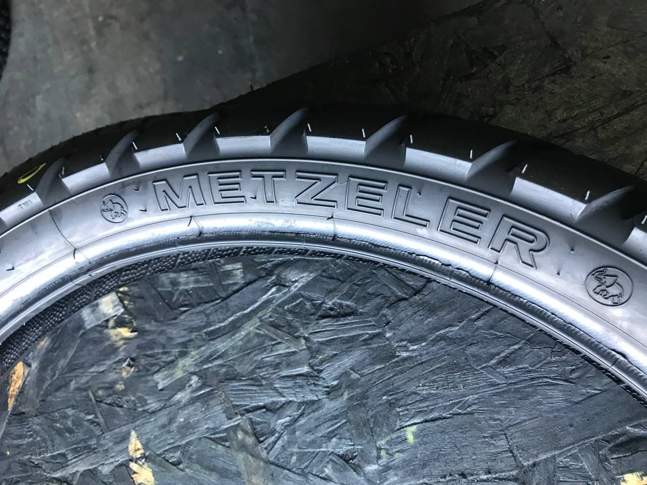 90/90 R21 Metzeler Tourance Front