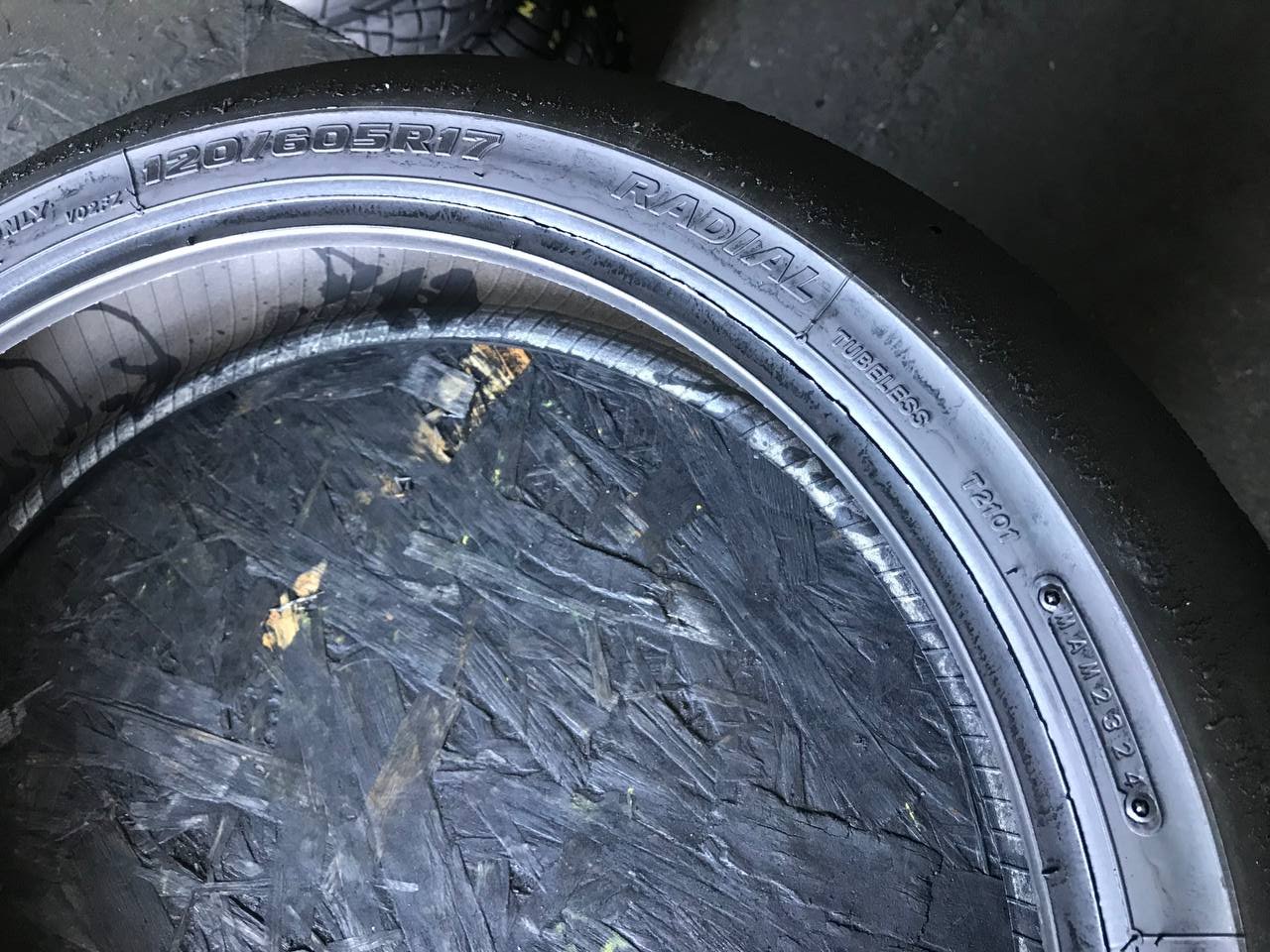 120/605 R17 Bridgestone Racing Battlax V02F