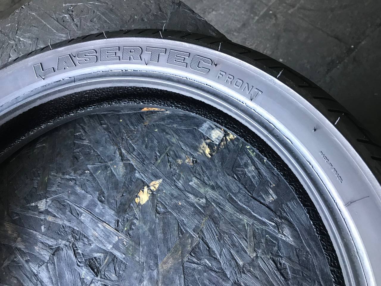 110/70 R17 Metzeler Lasertec