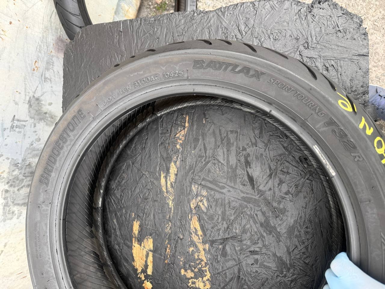 160/60 R17 Bridgestone Battlax Sport Touring T32R