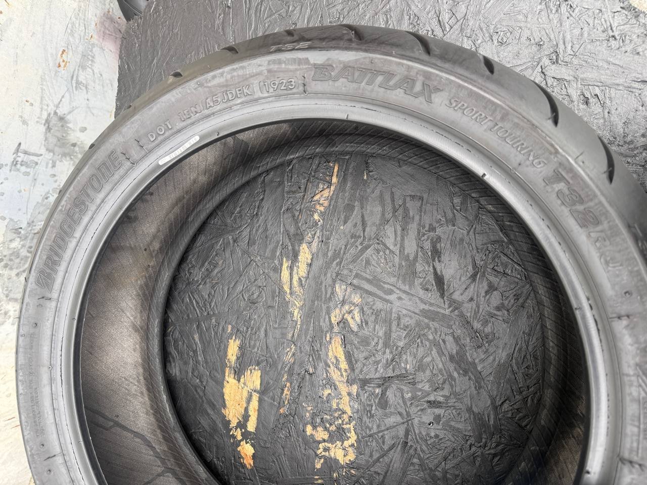 180/55 R17 Bridgestone Battlax Sport Touring T32R