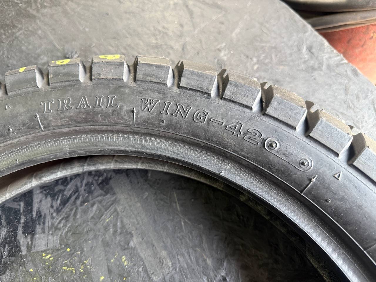 120/90 R17 Bridgestone Trail Wing 42