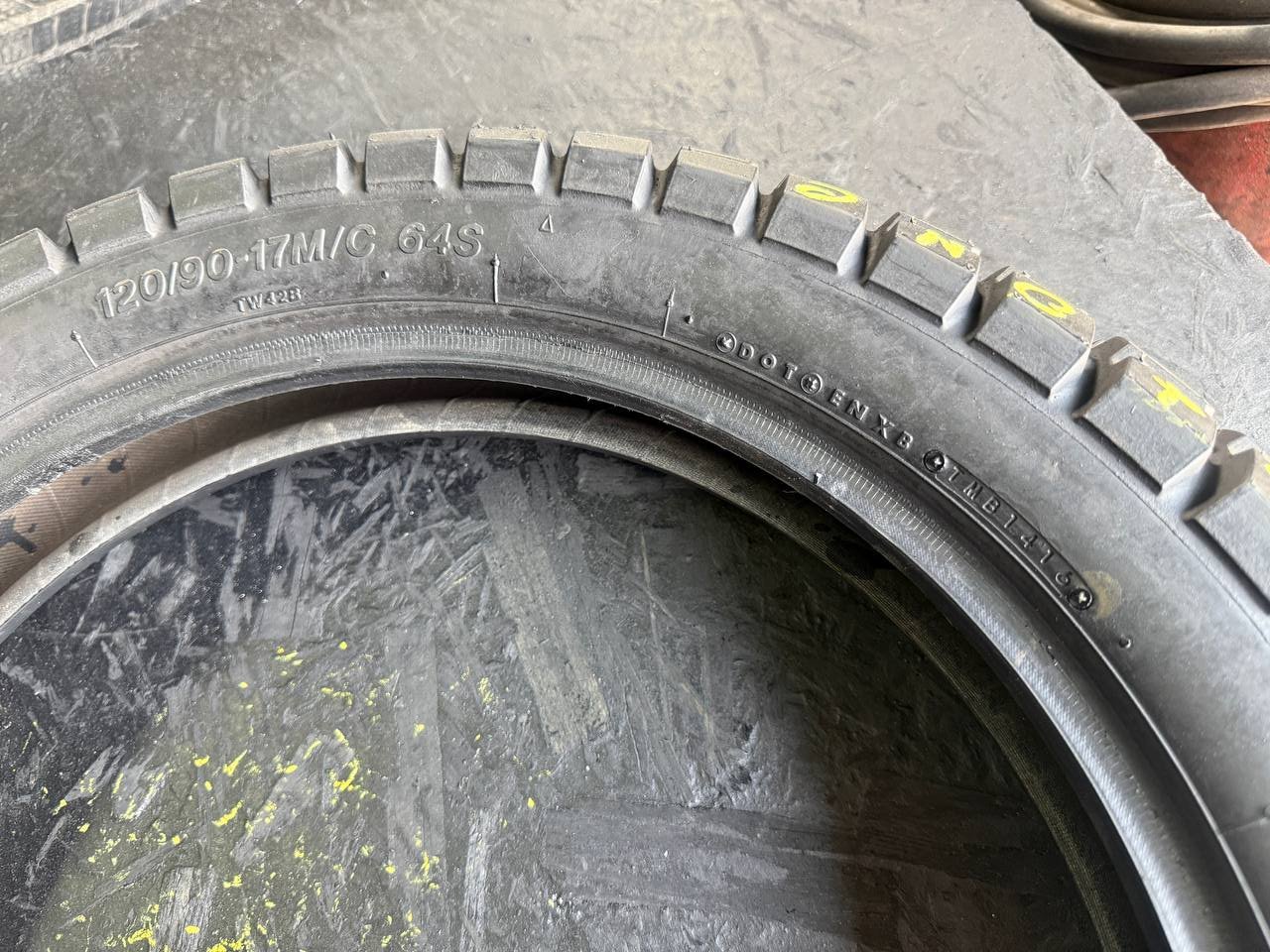 120/90 R17 Bridgestone Trail Wing 42