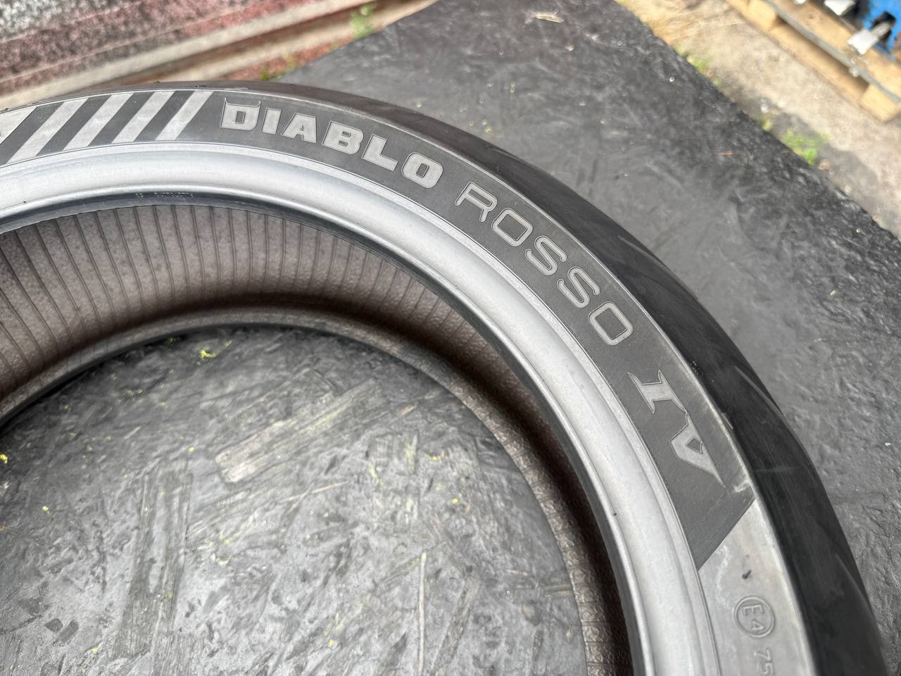 180/60 R17 Pirelli Diablo Rosso IV