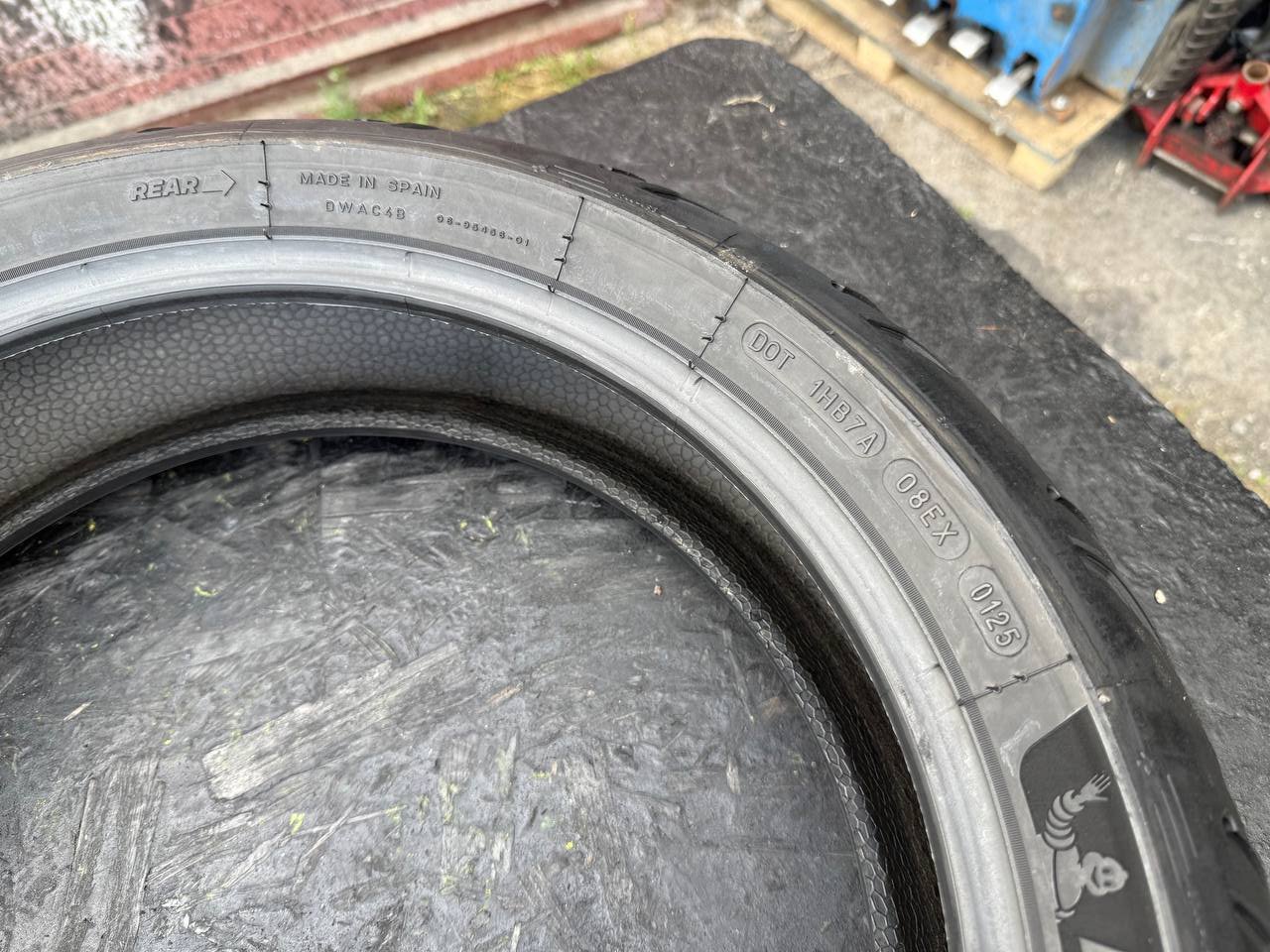 170/60 R17 Michelin Road 6