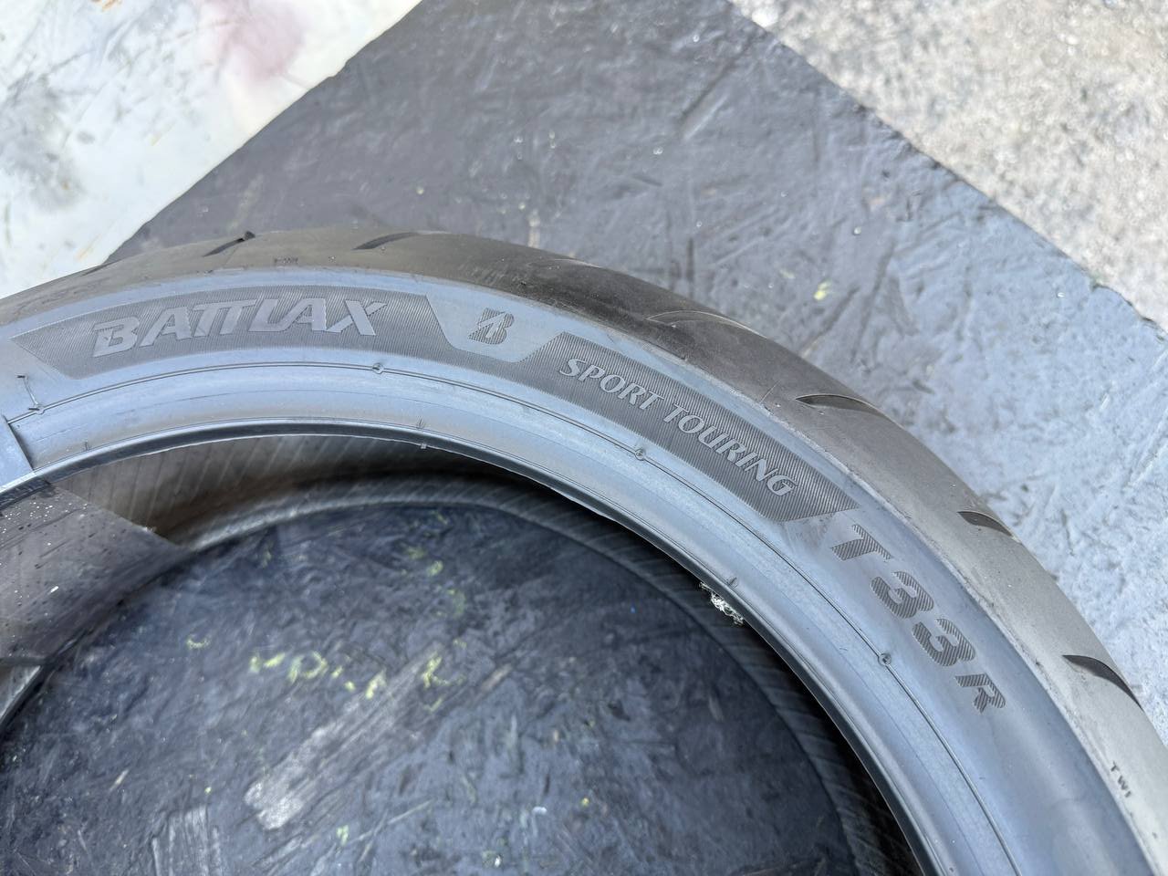180/55 R17 Bridgestone Battlax Sport Touring T33R