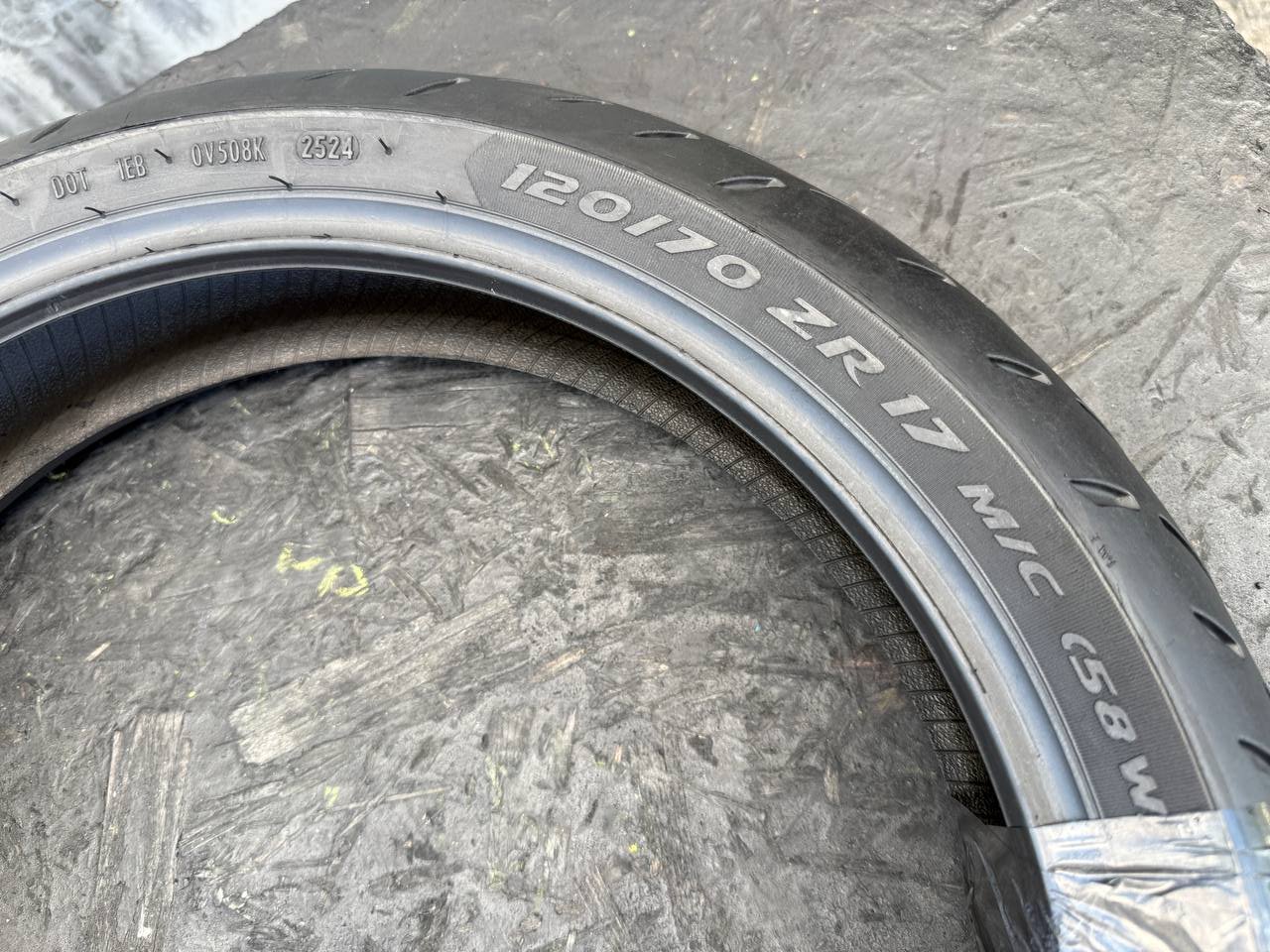 120/70 R17 Metzeler Roadtec 01 SE