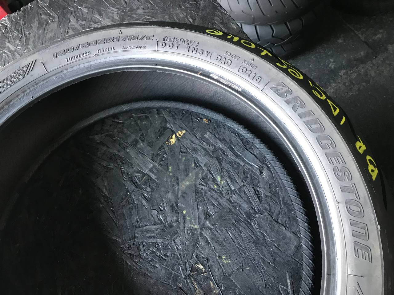 160/60 R17 Bridgestone Battlax Hypersport S21R