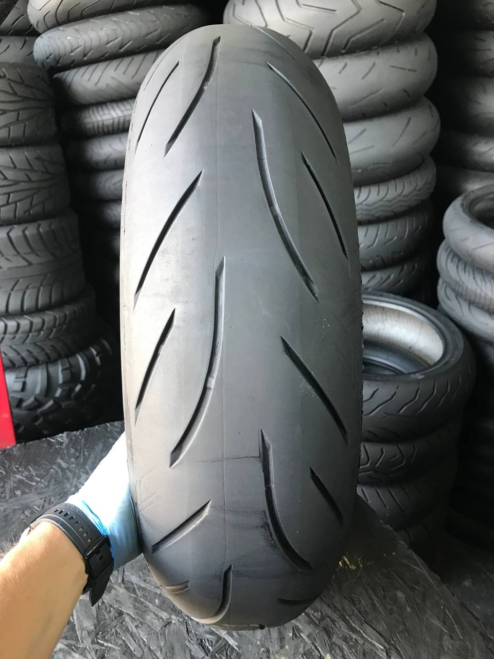 160/60 R17 Bridgestone Battlax Hypersport S21R