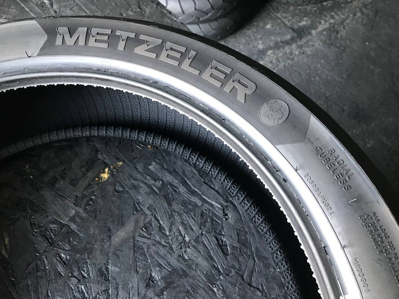 160/60 R17 Metzeler Roadtec 01