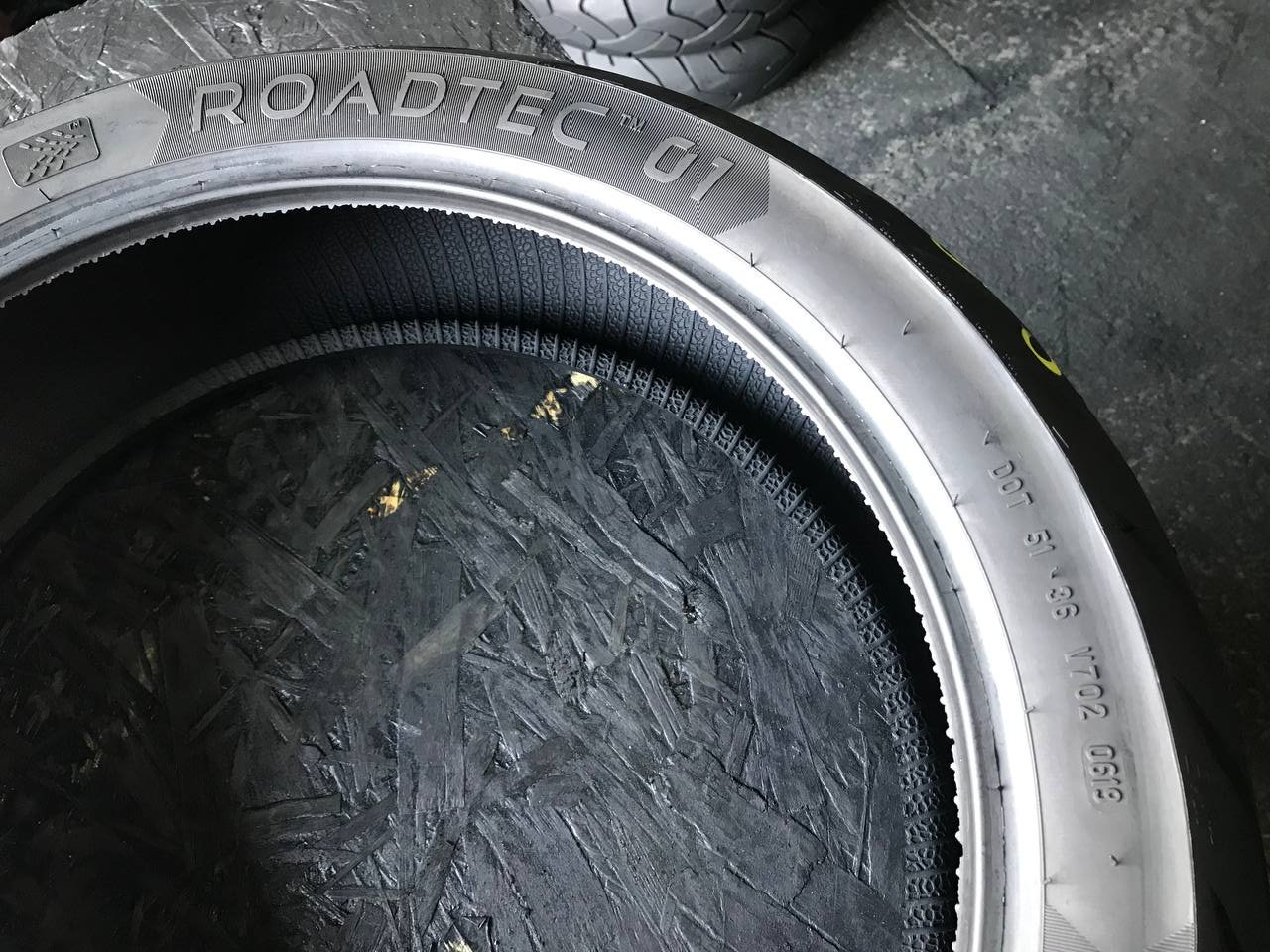 160/60 R17 Metzeler Roadtec 01