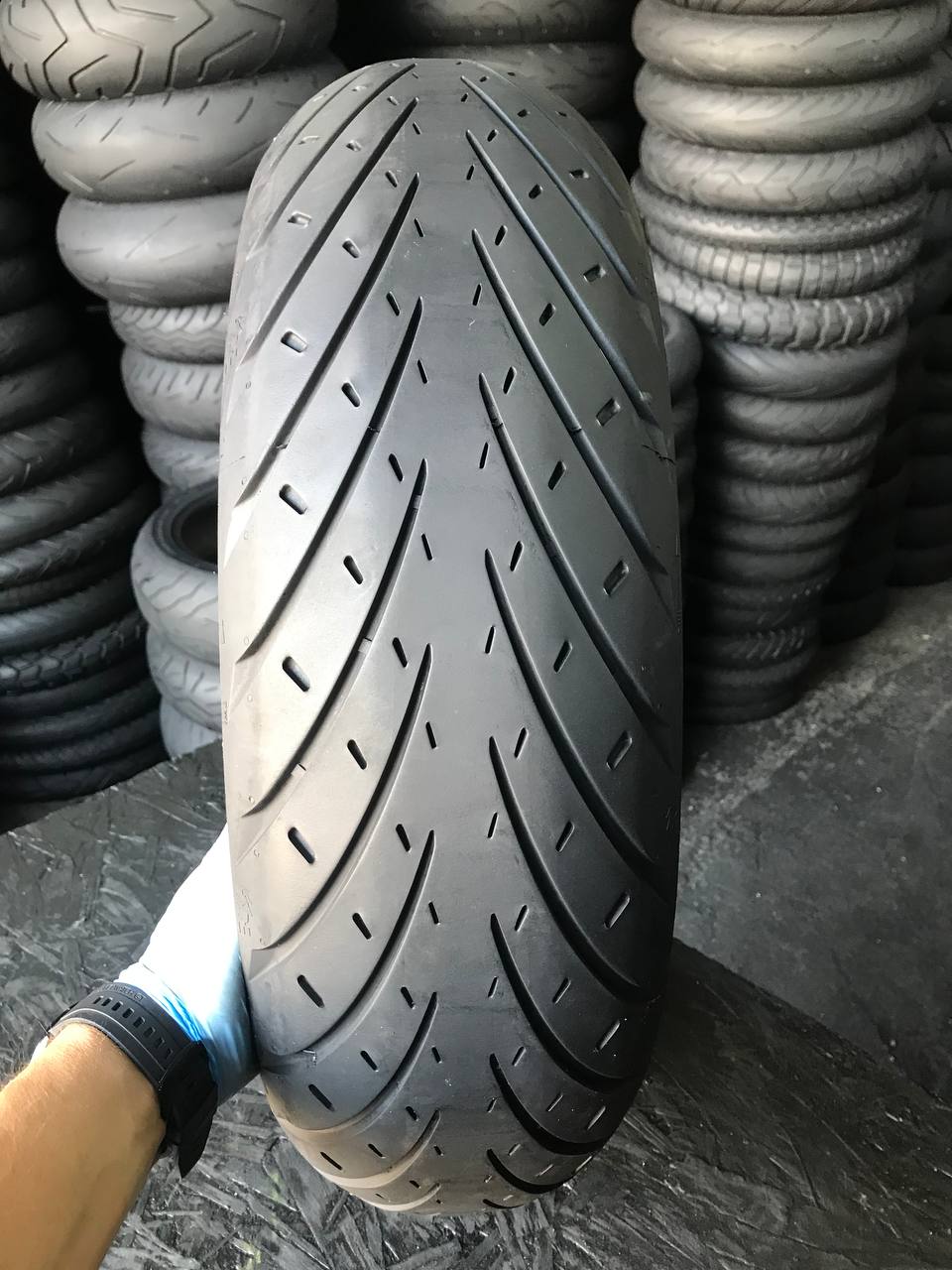 160/60 R17 Metzeler Roadtec 01