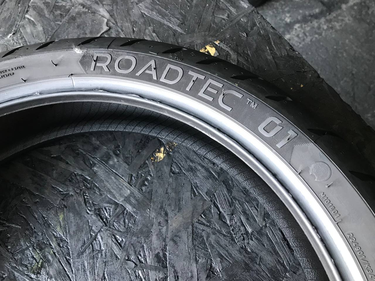 120/70 R17 Metzeler Roadtec 01