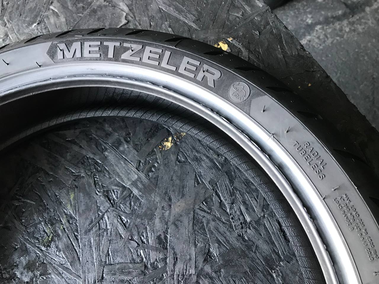120/70 R17 Metzeler Roadtec 01