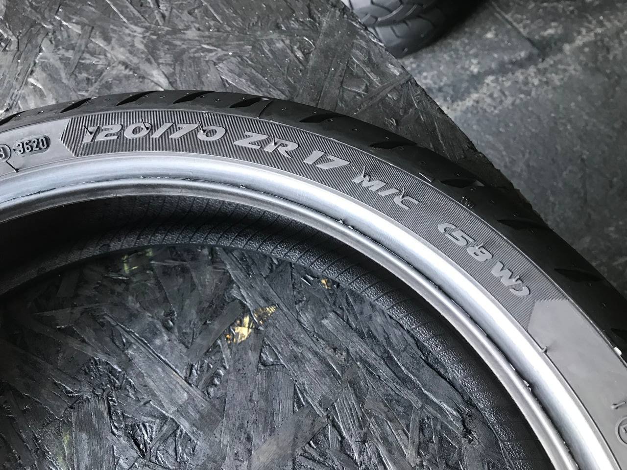120/70 R17 Metzeler Roadtec 01