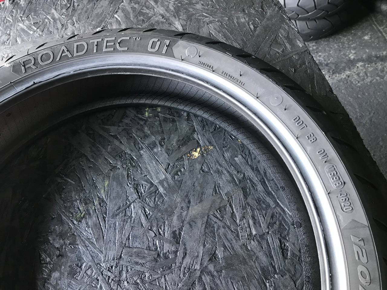 120/70 R17 Metzeler Roadtec 01