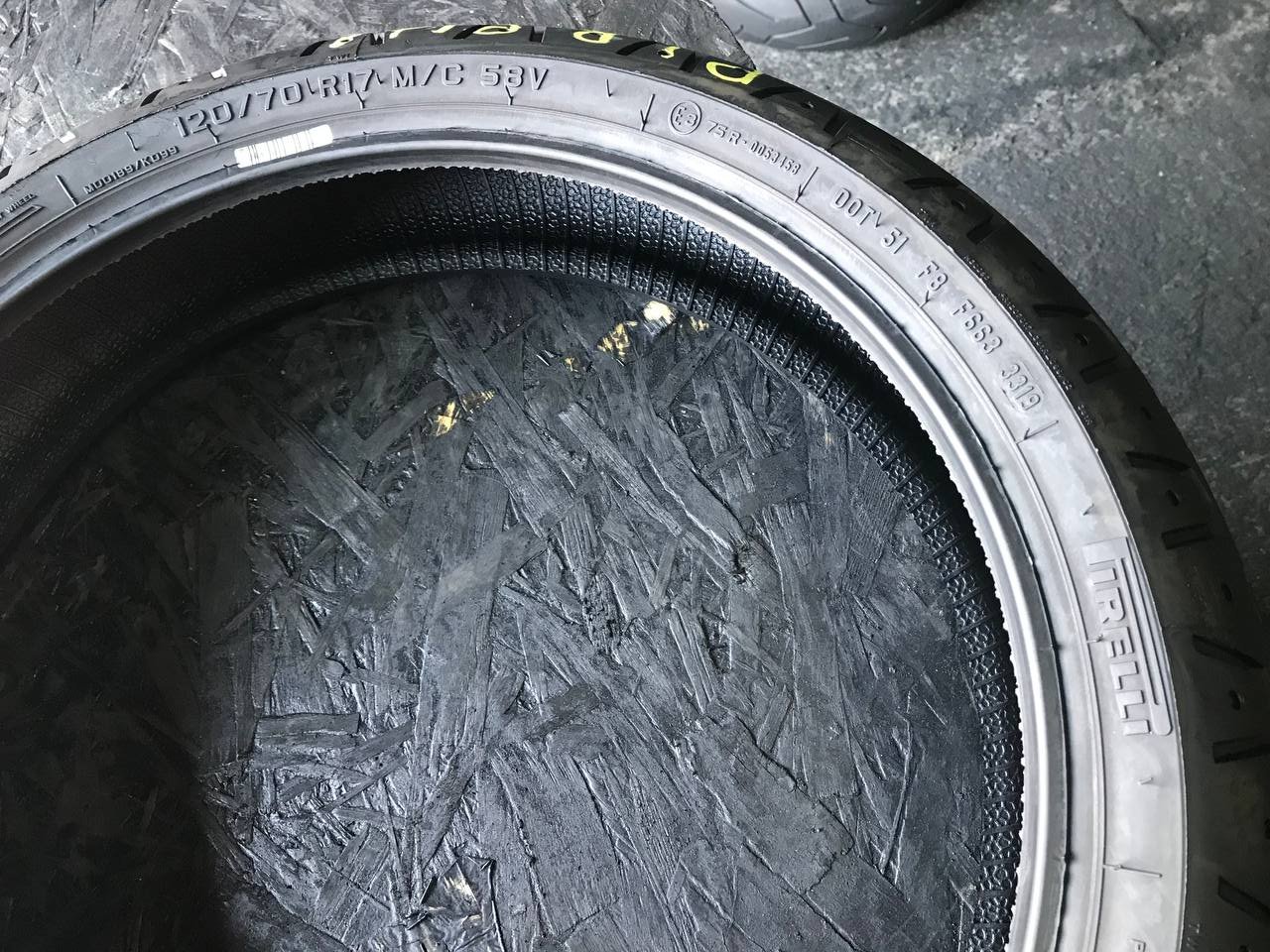 120/70 R17 Pirelli Phantom Sportscomp
