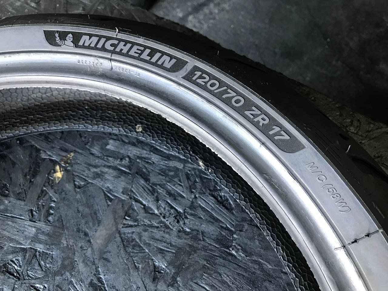 120/70 R17 Michelin Road 6