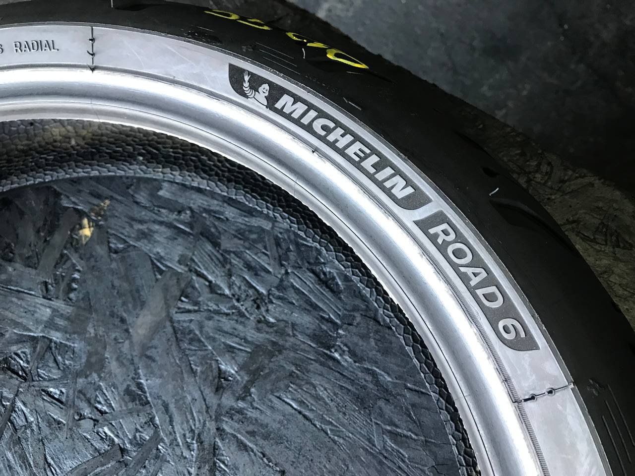 120/70 R17 Michelin Road 6