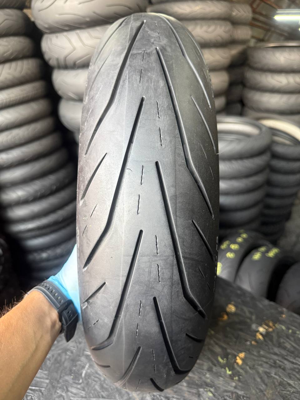150/80 R16 Avon AV66