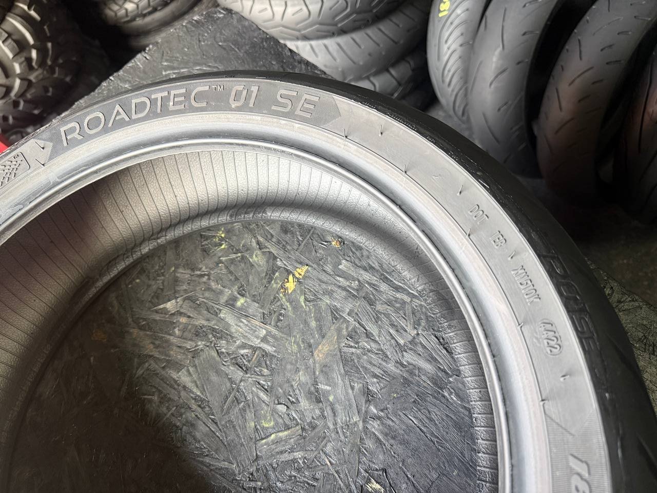180/55 R17 Metzeler Roadtec 01 SE