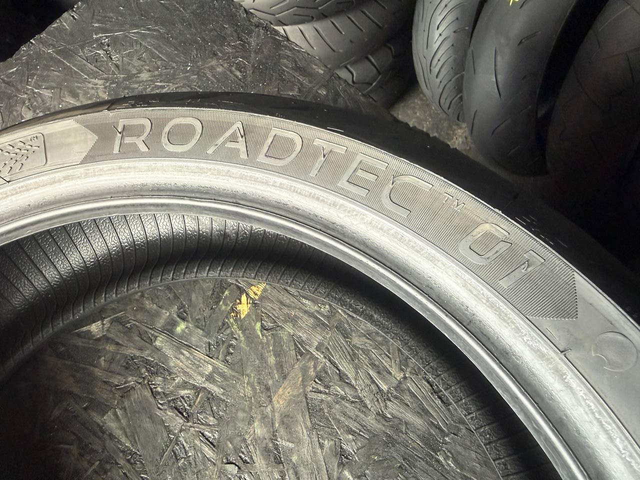 180/55 R17 Metzeler Roadtec 01