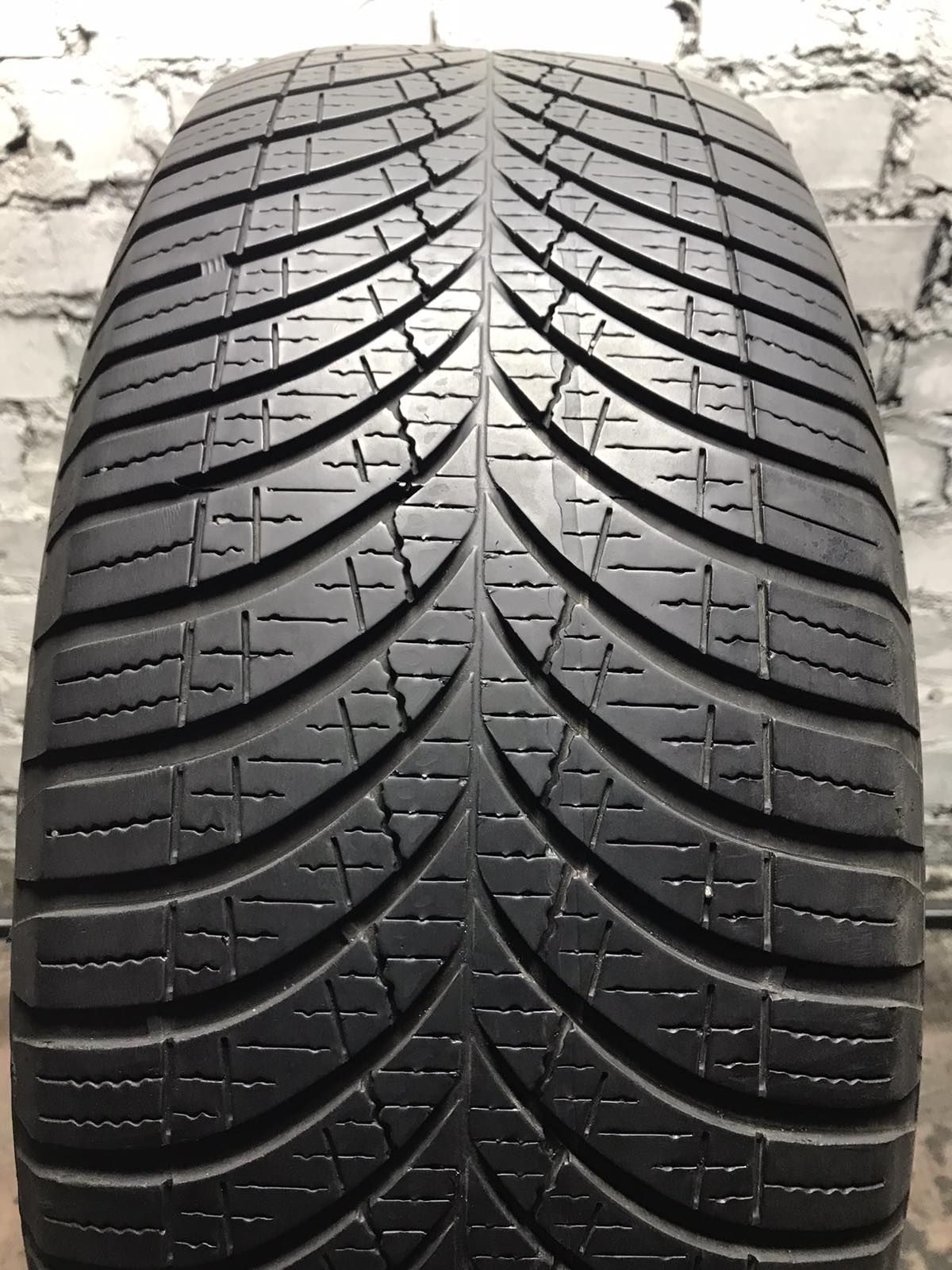 225/55 R18 Good Year Vector 4 Seasons