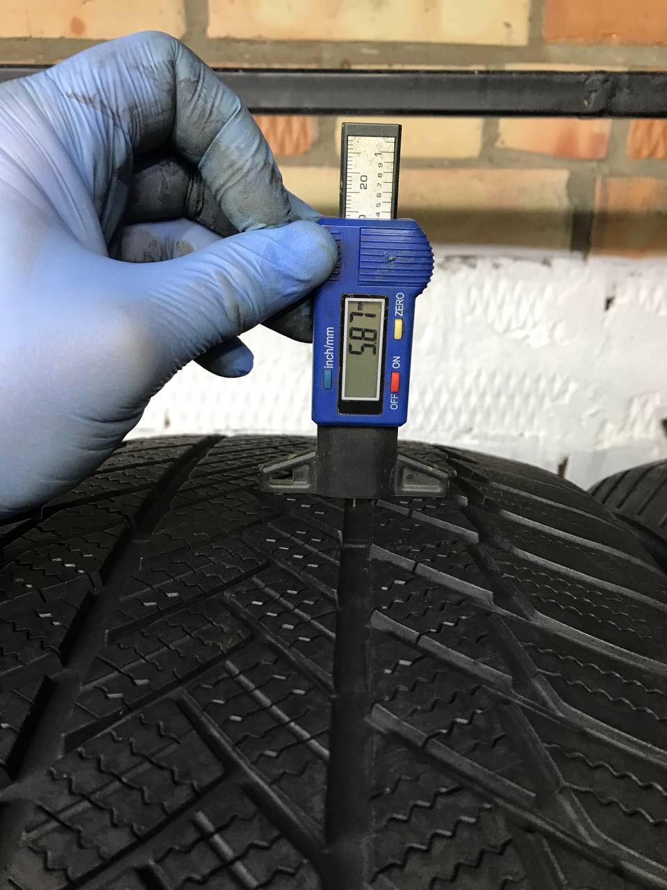 265/50 R19 Bridgestone Blizzak LM001