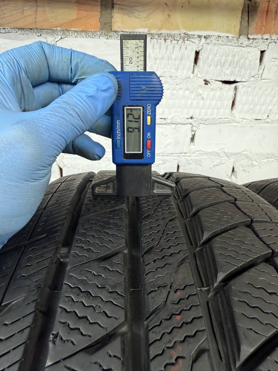 225/40 R18 Davanti Wintoura+