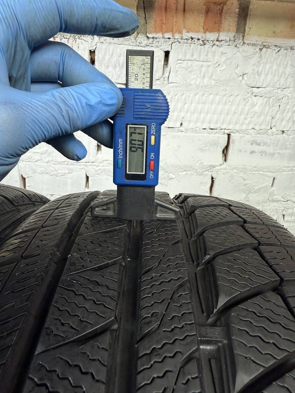 225/40 R18 Davanti Wintoura+