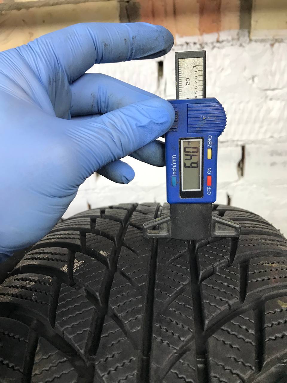 205/60 R17 Bridgestone Blizzak LM001