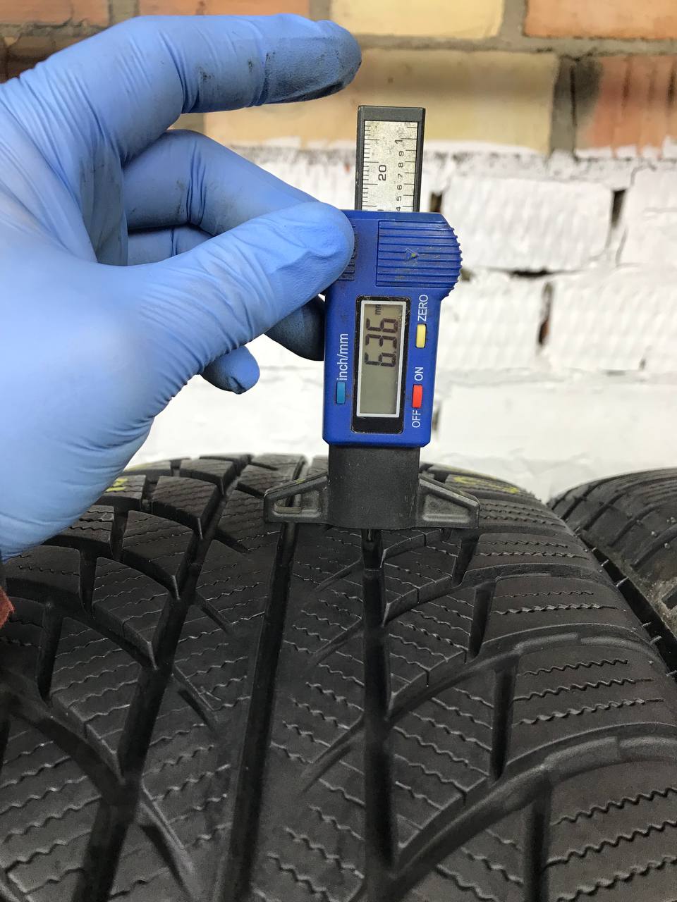 205/60 R17 Bridgestone Blizzak LM001
