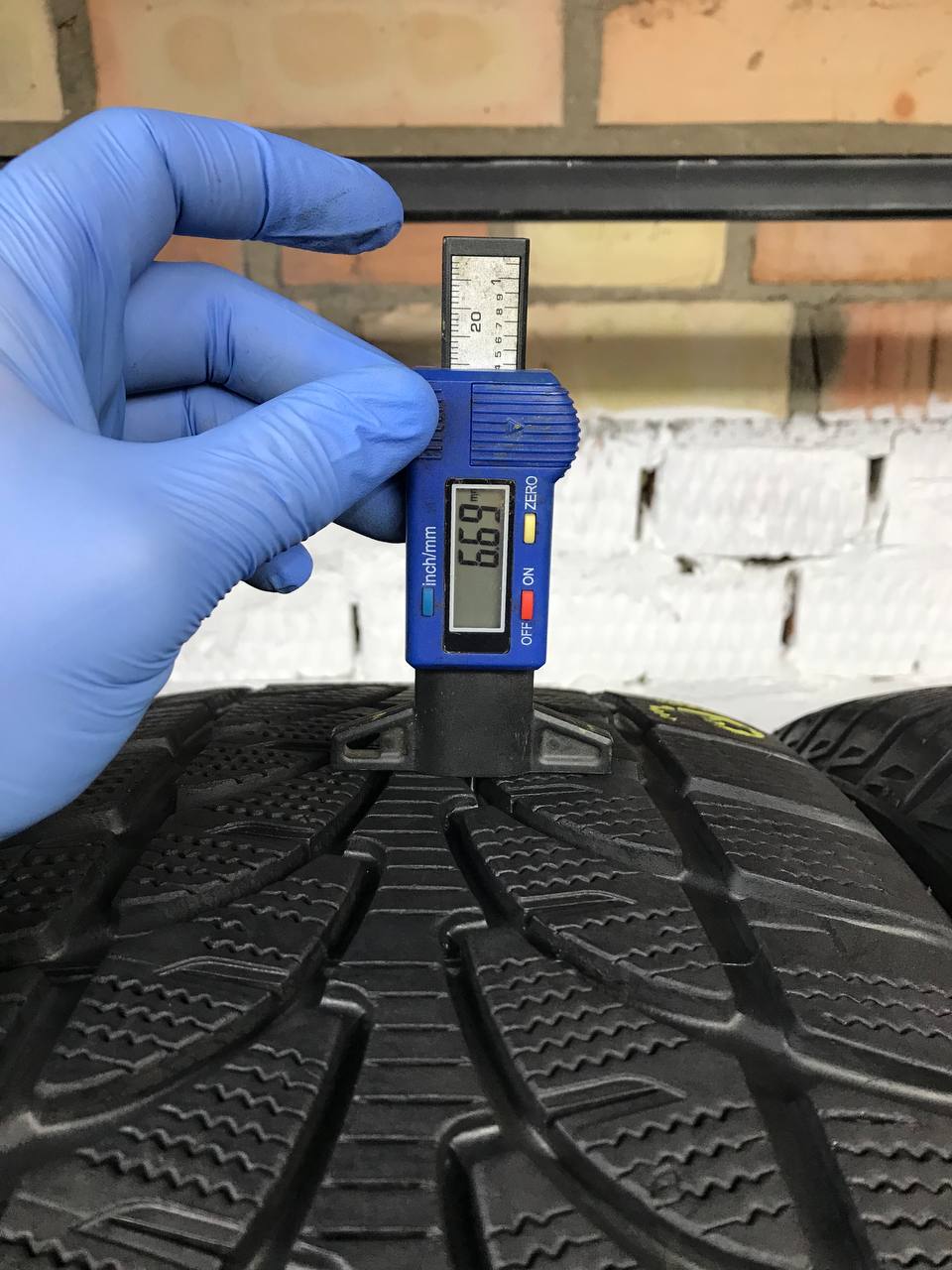 235/60 R18 Bridgestone Blizzak LM80